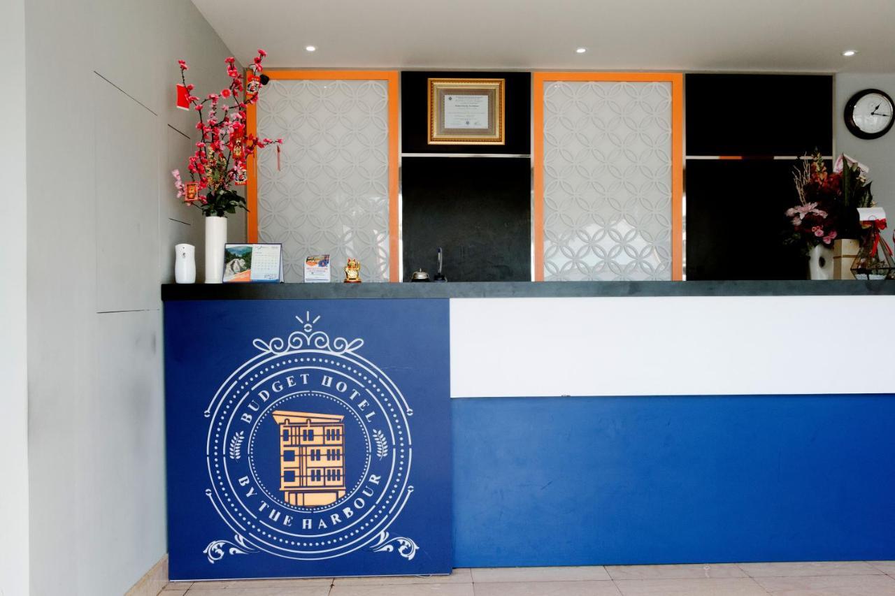Oyo 592 Budget Hotel By The Harbour Padang  Exterior photo