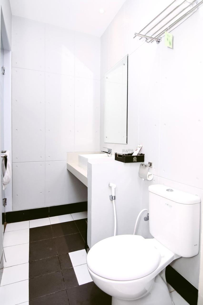 Oyo 592 Budget Hotel By The Harbour Padang  Exterior photo