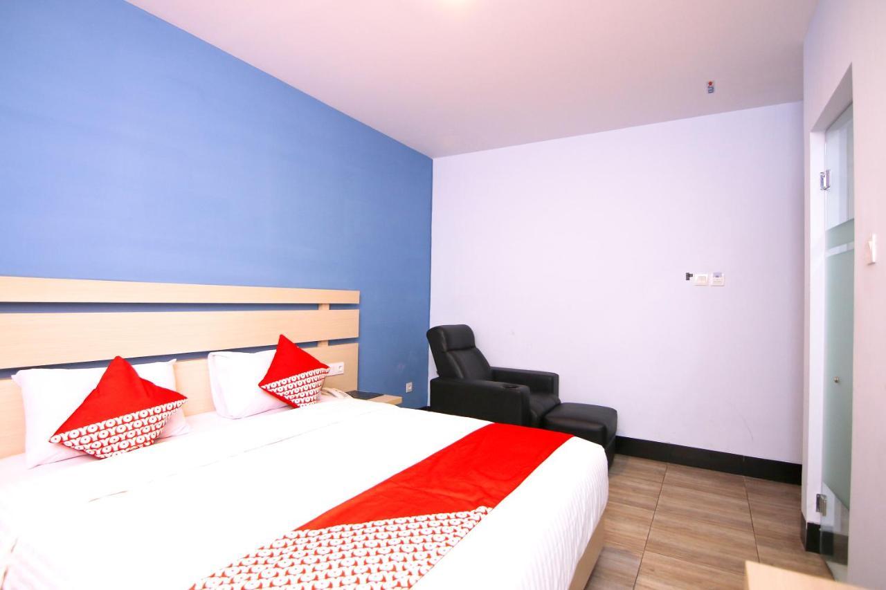 Oyo 592 Budget Hotel By The Harbour Padang  Exterior photo