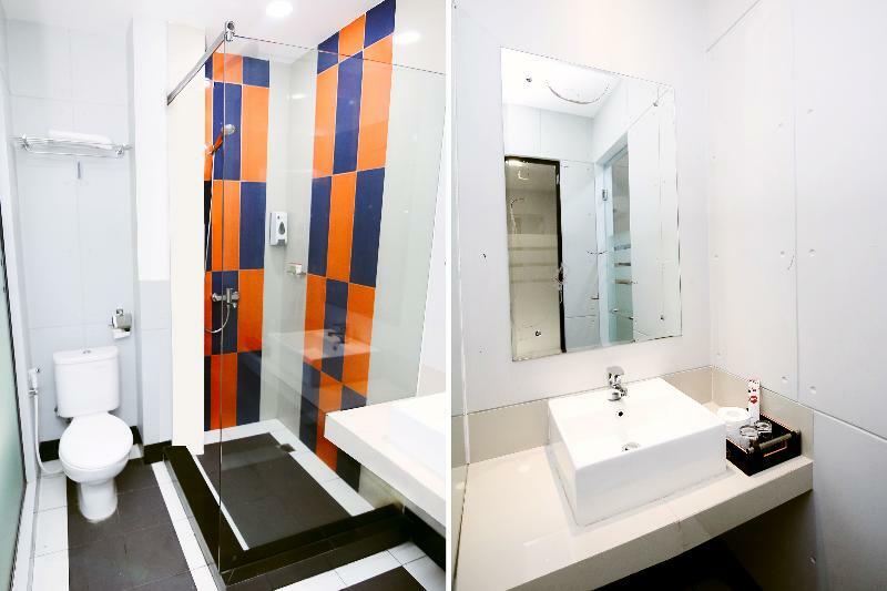 Oyo 592 Budget Hotel By The Harbour Padang  Exterior photo